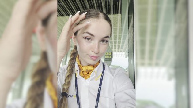 Una azafata de Ryanair habla sobre el salario y requisitos