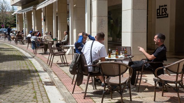 Jóvenes en una terraza
