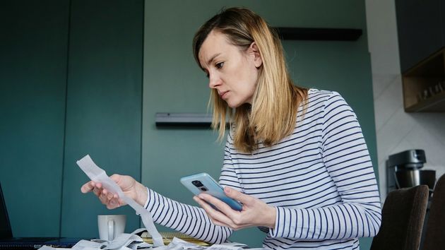 Una mujer revisando facturas