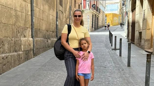  Izabela Oquendo junto a su hija 