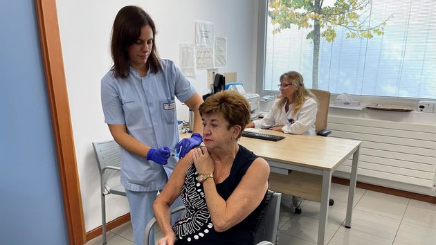 Una enfermera trabajando en un centro de salud