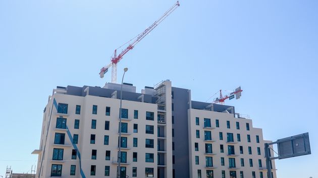 Un edificio de viviendas en construcción