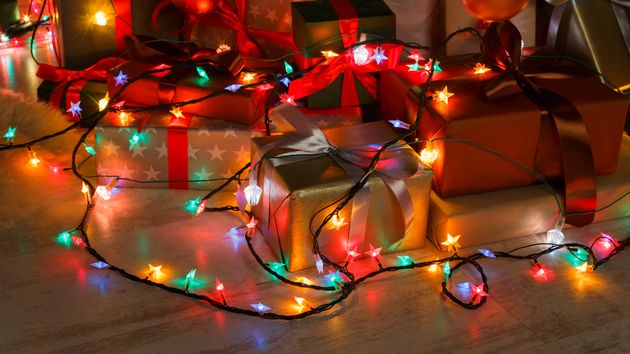 regalos de navidad con luces de navidad encendidas