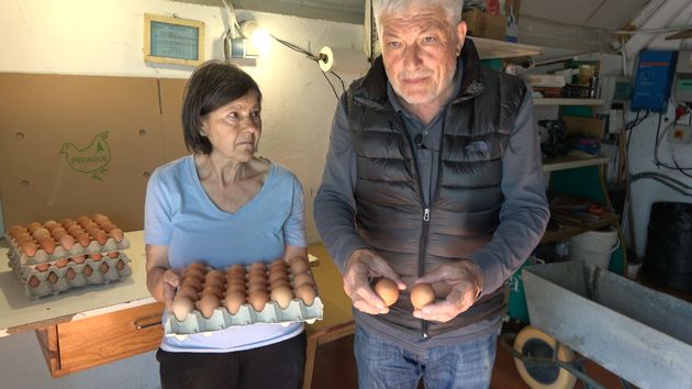 Guillermo Aragoneses en su granja Pedaque con unos huevos