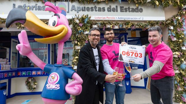 Unos agraciados celebrando el primer premio del Sorteo del Niño