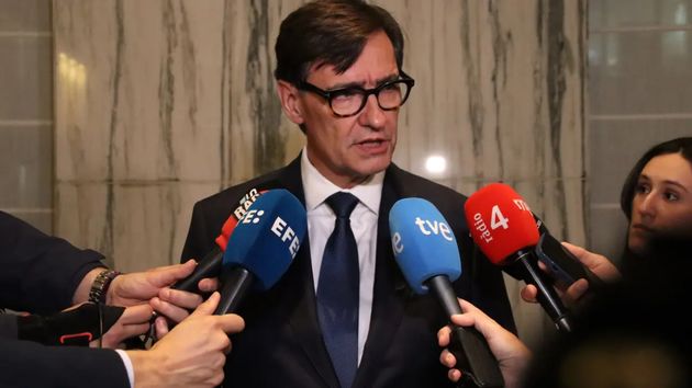 Salvador Illa atendiendo a los medios