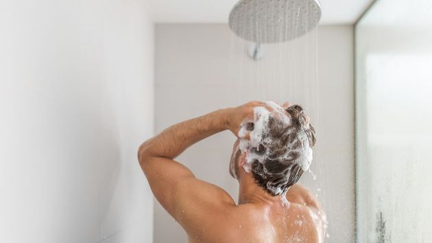 Una persona duchándose 