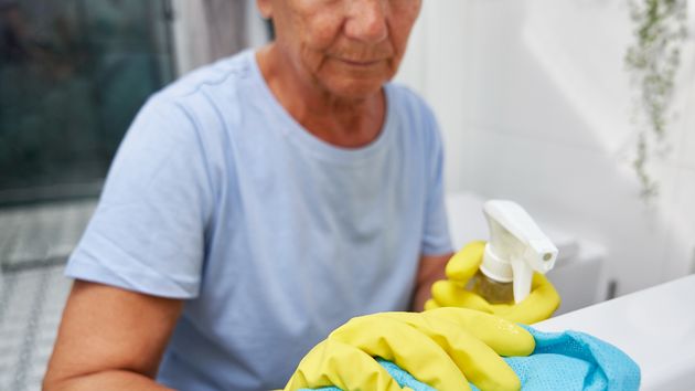 una limpiadora veterana limpiando muebles