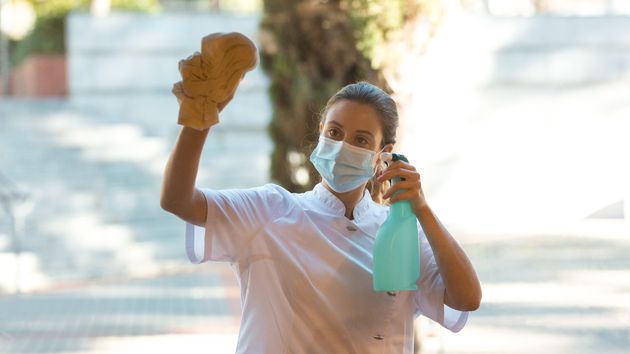 una limpiadora limpiando una ventana