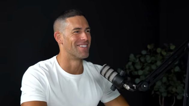 Marc, propietario de 17 pisos en España