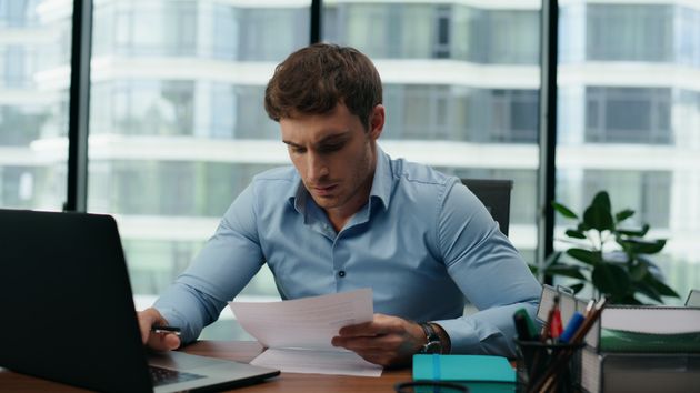 Un trabajador revisando su nómina