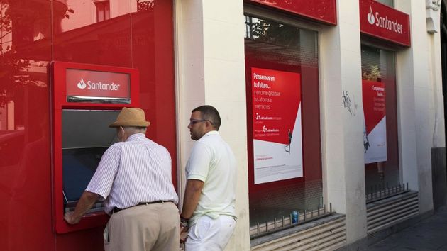 Jubilados en un cajero del Banco Santander