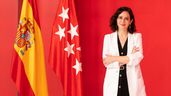 isabel Díaz Ayuso con las banderas de Madrid y España