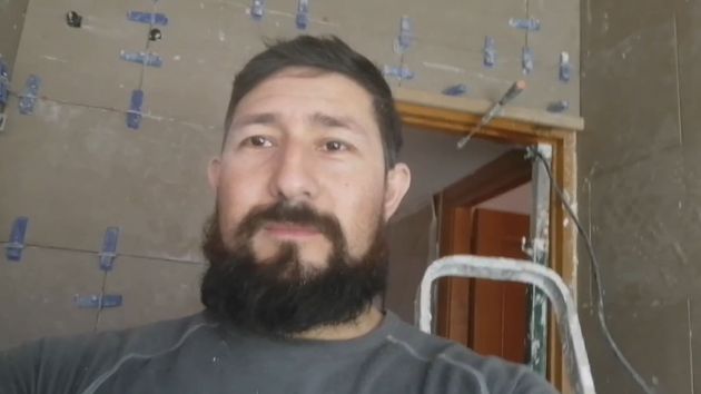 el albañil ecuatoriano durante el video