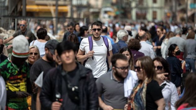 personas por la calle en una ciudad