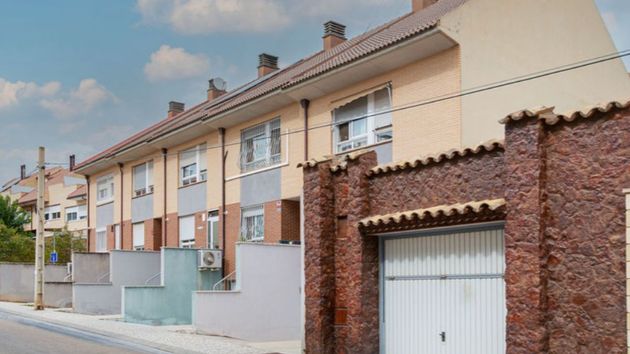 La fachada de una casa a la venta 