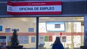 Una persona pasa por la puerta de una oficina del Servicio Público de Empleo Estatal (SEPE)