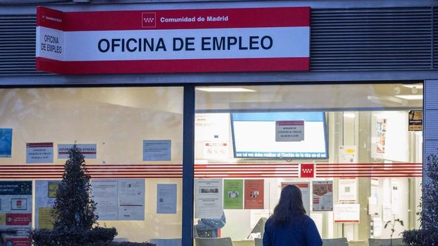 Una persona pasa por la puerta de una oficina del Servicio Público de Empleo Estatal (SEPE)