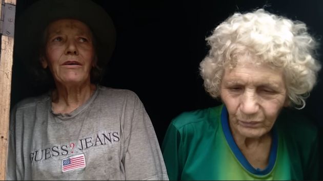 las dos hermanas en la puerta de su casa