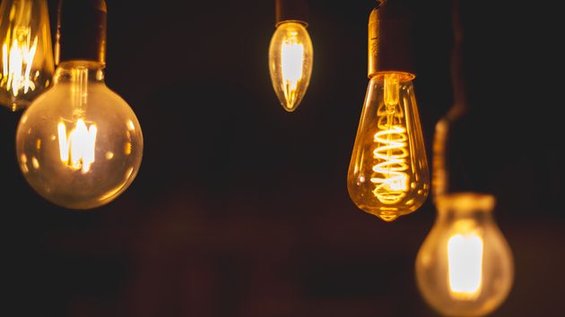 unas bombillas encendidas por la noche