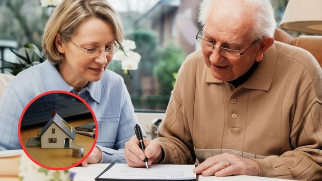 Un anciano firmando un documento junta a su hija 