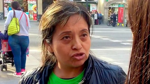Vania Arana en una entrevista en la calle