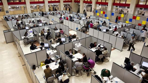 Contribuyentes acuden a oficina de la Agencia Tributaria