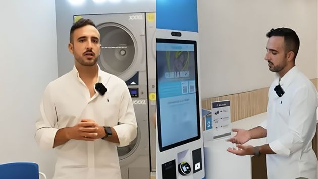 Daniel, trabajador de un negocio de lavanderías de autoservicio