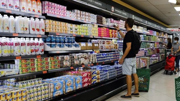 Un hombre haciendo la compra en un supermercado