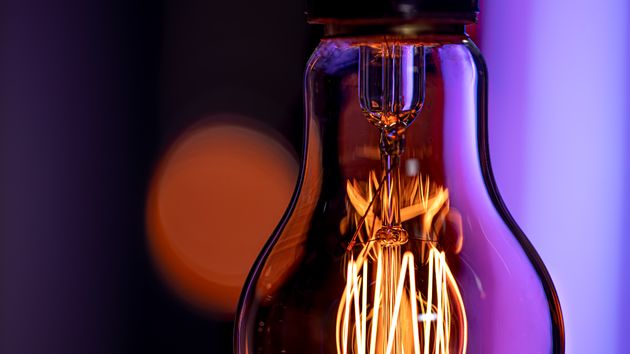 Bombilla de luz encendida