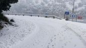 Imagen de una carretera de montaña de Mallorca nevada