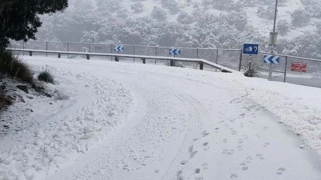 Imagen de una carretera de montaña de Mallorca nevada