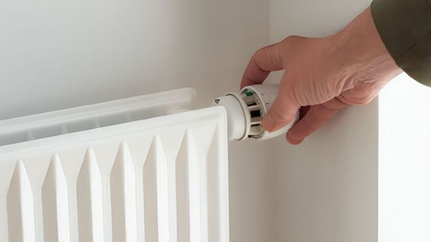 Una persona cerrando la calefacción