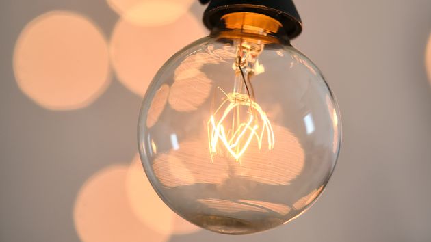 Bombilla de luz encendida con destellos