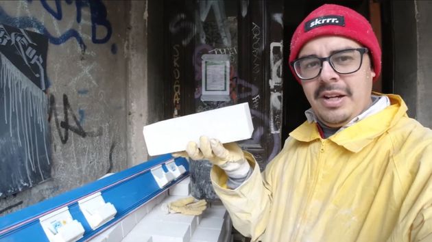 Mariano con un ladrillo en una obra