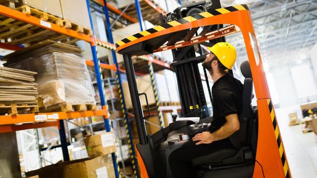 Un trabajador de un almacen