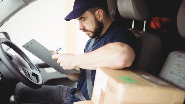 Un repartidor trabajando