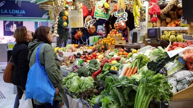 Personas comprando en el mercado 