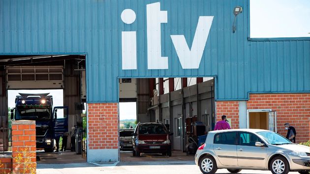 coches pasando la ITV