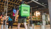 un repartidor de uber eats