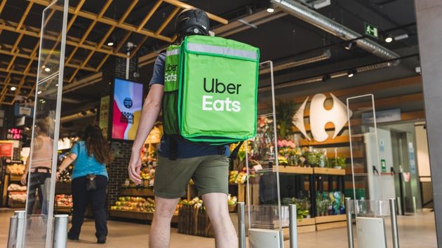 un repartidor de uber eats
