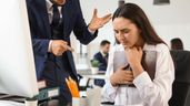 mujer agobiada jefe trabajo