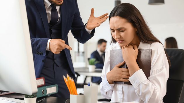 mujer agobiada jefe trabajo