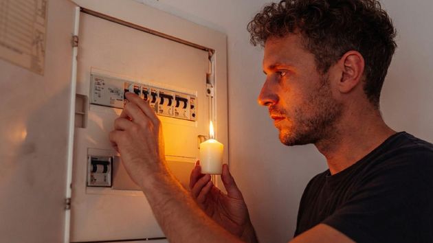 Un hombre comprobando un cuadro eléctrico