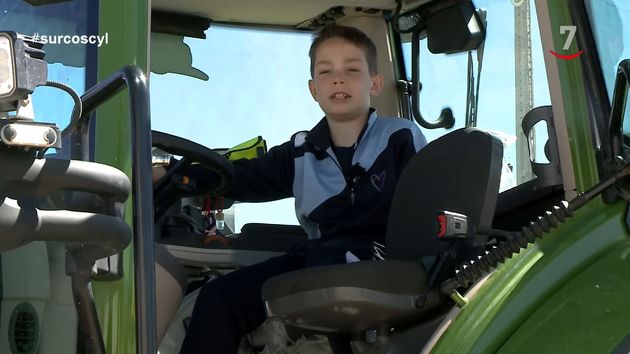 Carlos montado en el tractor