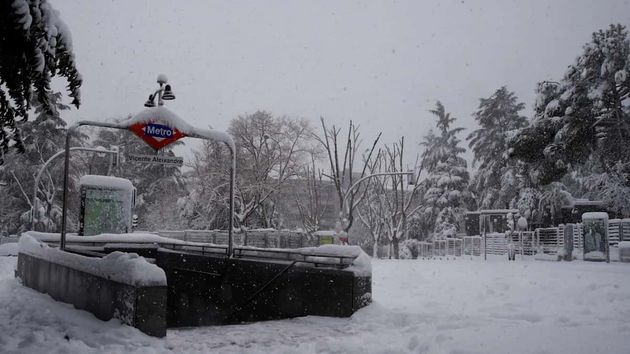 Entrada del metro de Madrid Nevado