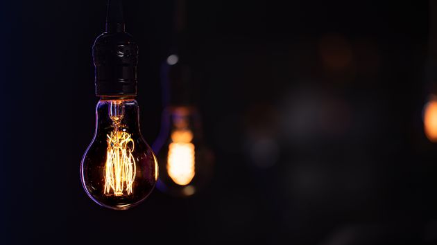 unas bombillas encendidas en la noche