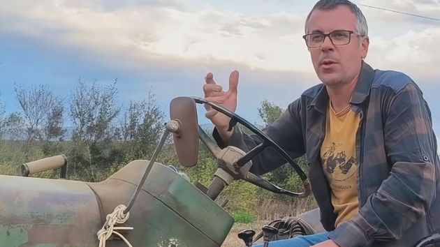 El experto en agricultura detallando las diferencias de precios.