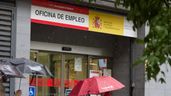 Entrada de una oficina de empleo con carteles de la Comunidad de Madrid, el SEPE