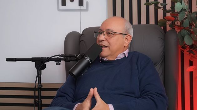 El hombre contando su experiencia como camionero.